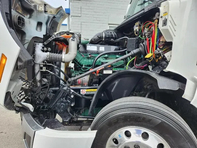 2020 VOLVO VNL64T760