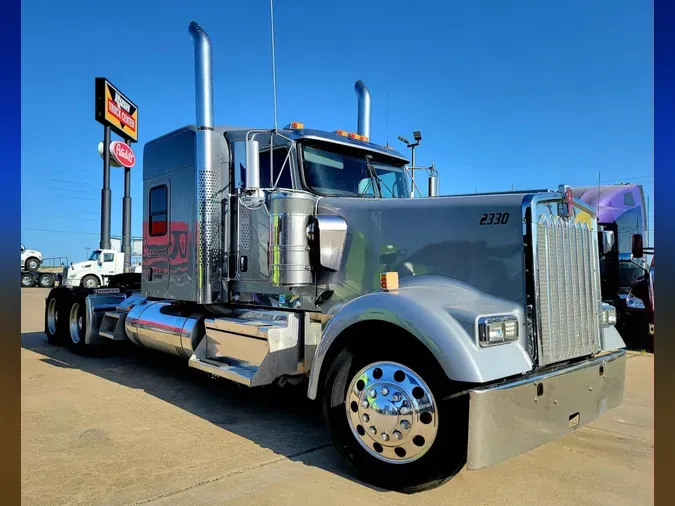 2023 Kenworth W900L