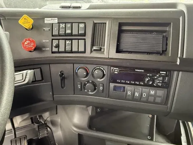 2021 VOLVO VNR640