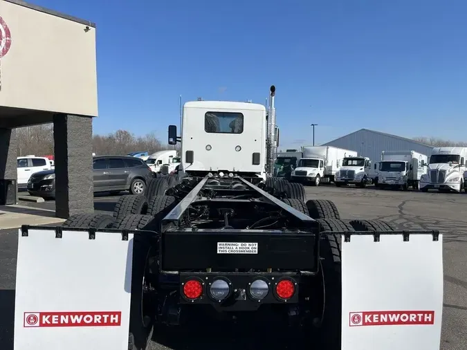 2025 Kenworth T880