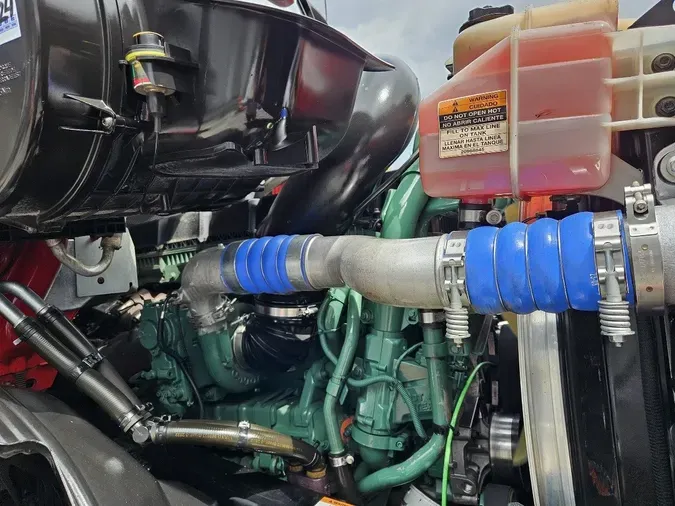 2020 VOLVO VNR64T300