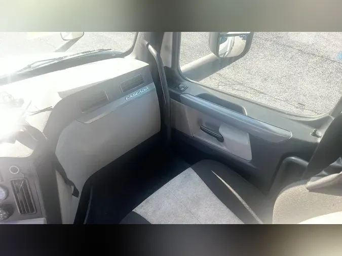2020 Freightliner Cascadia 126