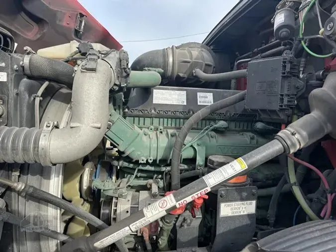 2021 VOLVO VNR64T300