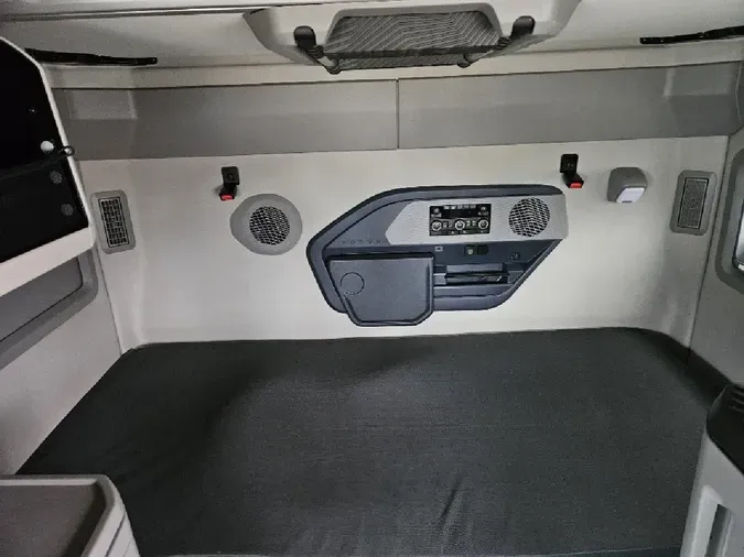 2025 VOLVO VNL64T860