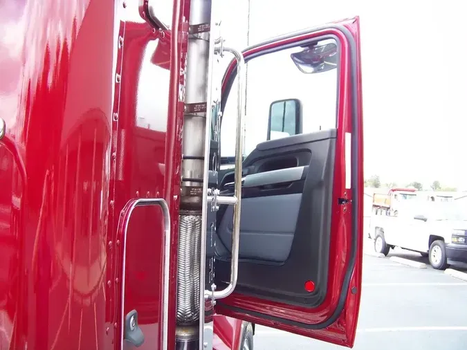 2025 Kenworth T880 40" Low Roof Sleeper