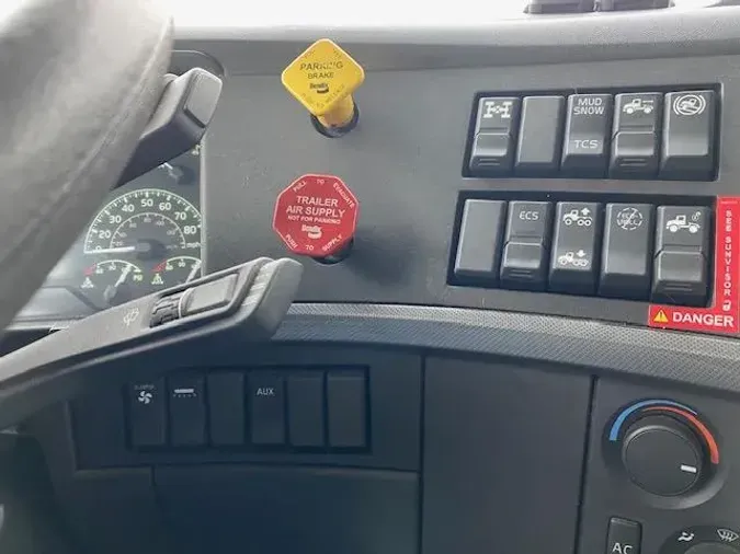 2023 Volvo VNR64T400