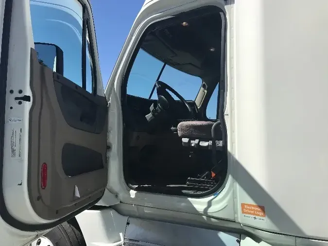 2018 Freightliner X12564ST