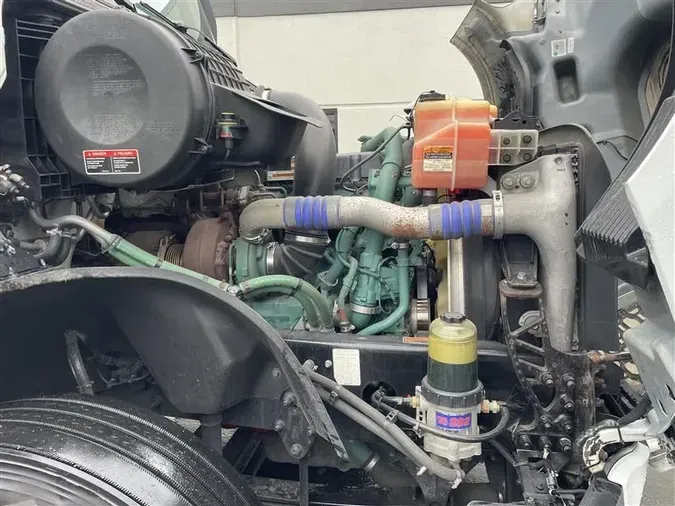 2021 VOLVO VNL740