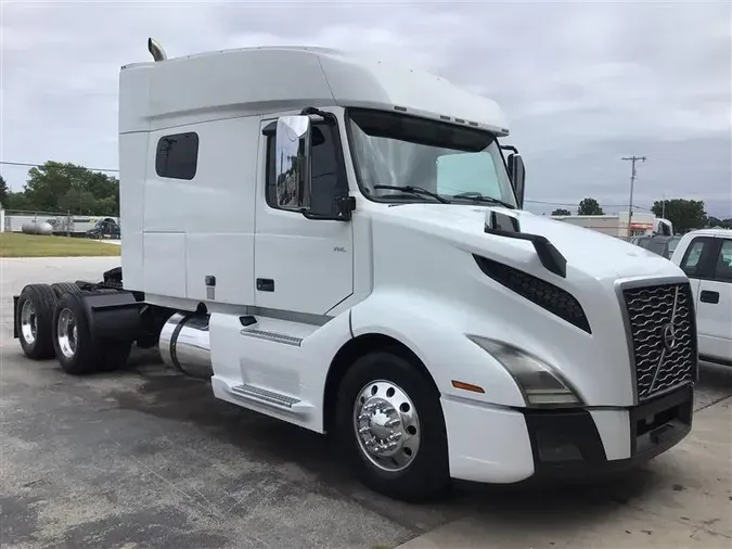 2019 VOLVO VNL740