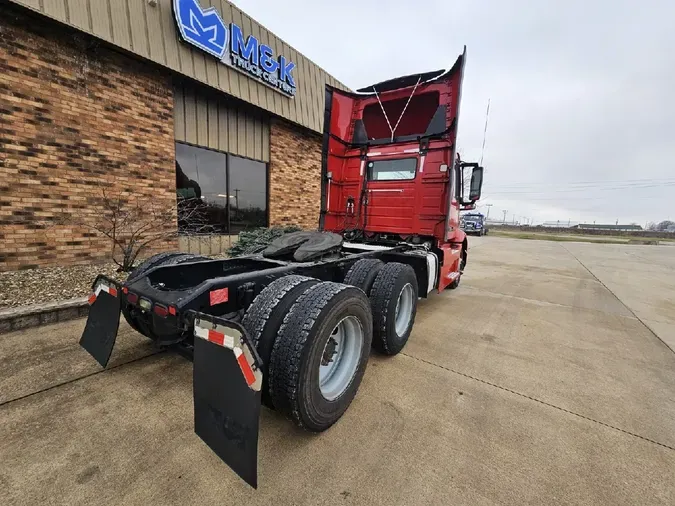 2022 VOLVO VNR64T300