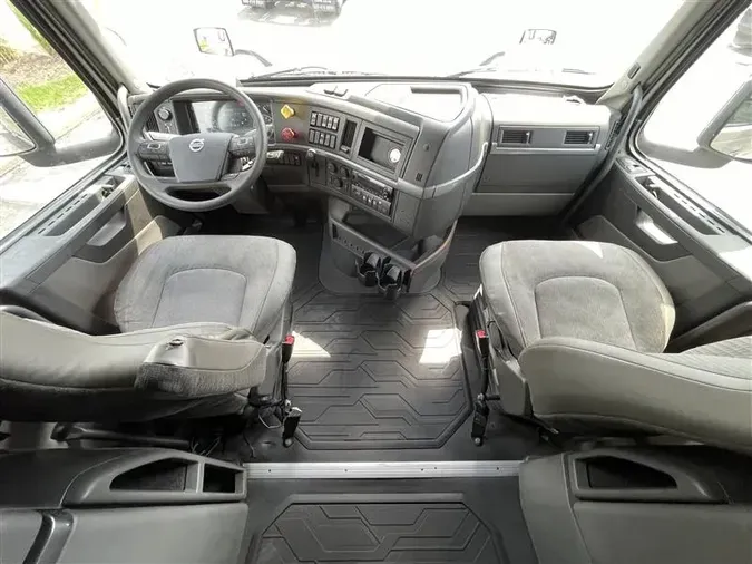 2022 VOLVO VNL760