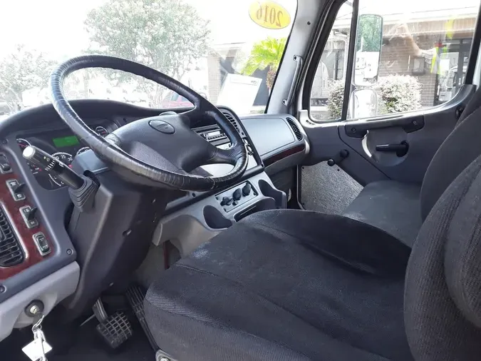 2016 FREIGHTLINER M2 106