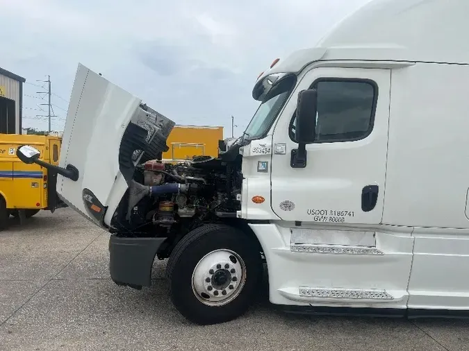 2020 Freightliner X12564ST