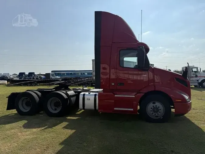 2021 VOLVO VNR64T300