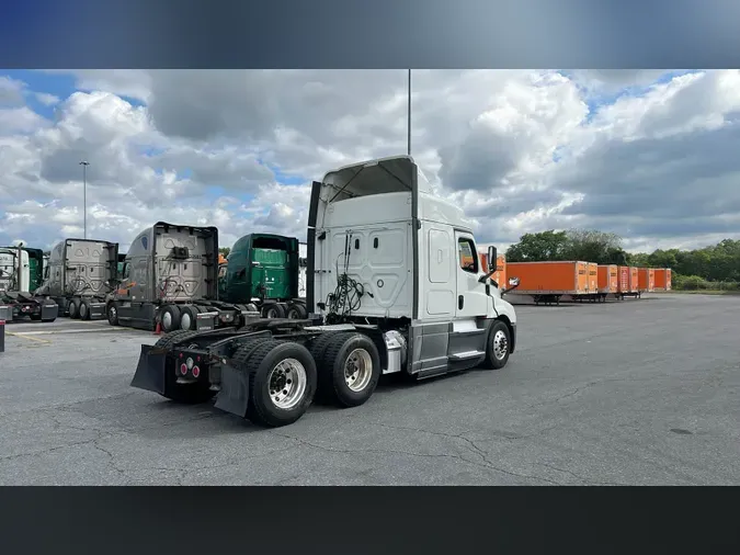 2020 Freightliner Cascadia 126