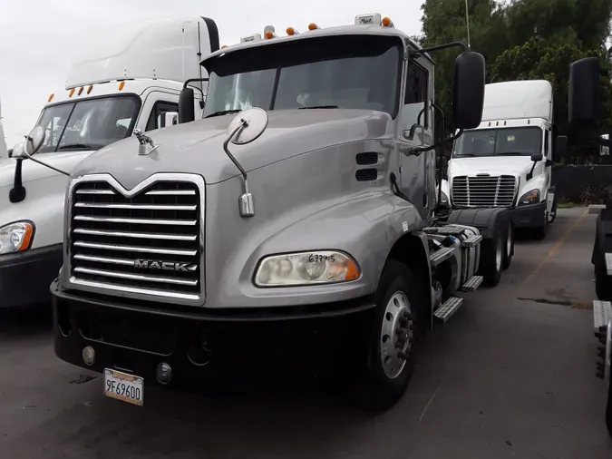 2017 MACK TRUCKS, INC. CXU600