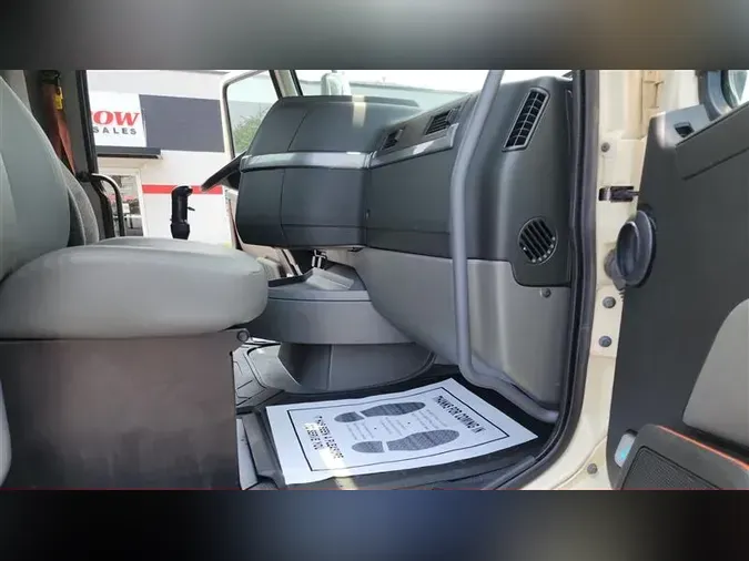2020 VOLVO VNL300