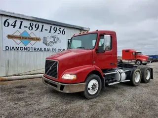 2009 VOLVO VNM64T200
