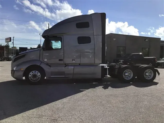 2021 VOLVO VNL760