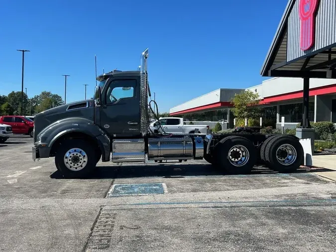 2025 Kenworth T880