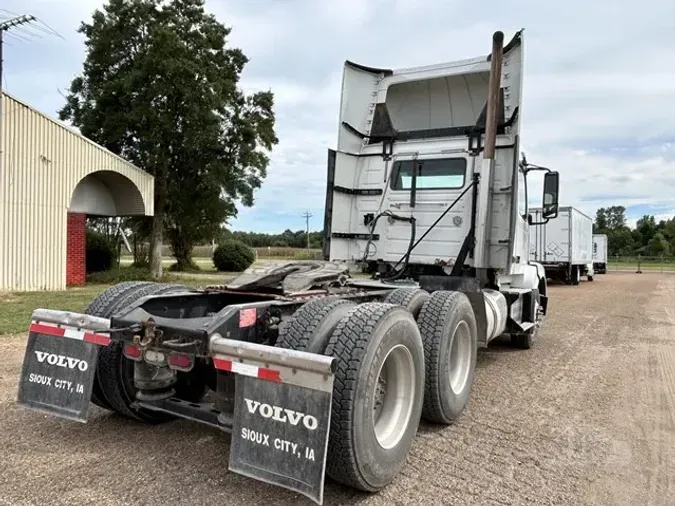 2015 VOLVO VNL64T300