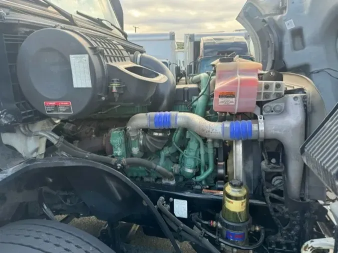 2019 VOLVO VNL64T-300