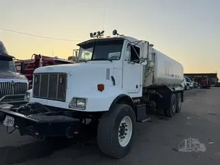 2003 PETERBILT 330
