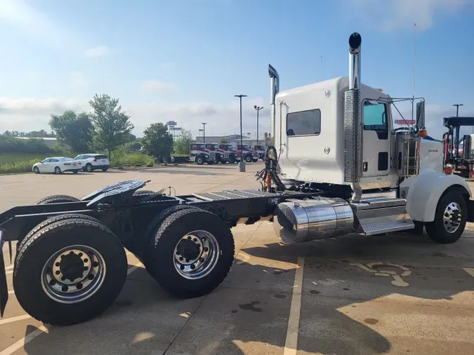 2025 Kenworth W900L