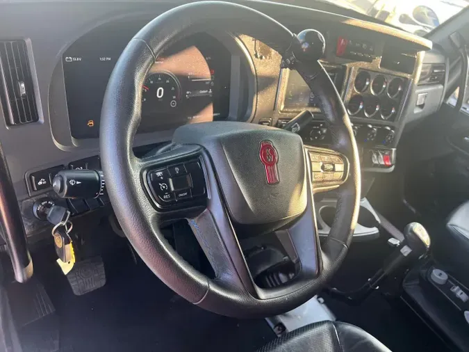 2023 Kenworth W990