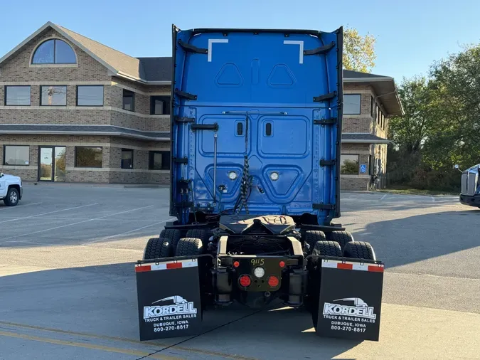 2021 FREIGHTLINER Cascadia 126