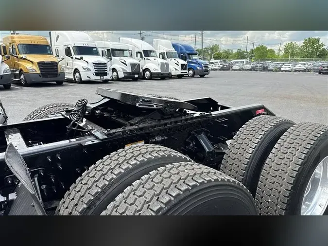 2022 VOLVO VNL760