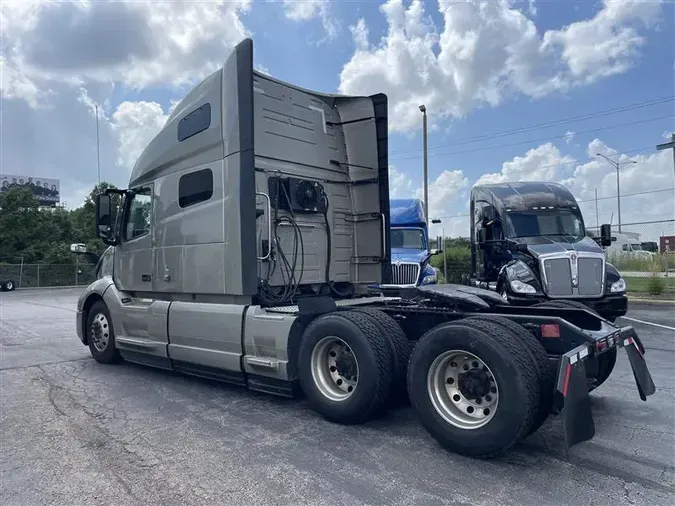 2022 VOLVO VNL760
