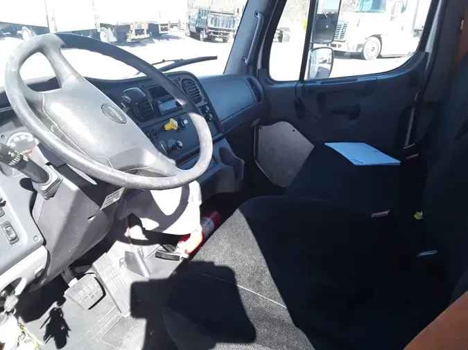 2018 FREIGHTLINER M2 106