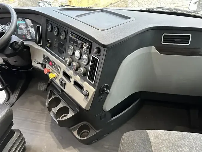 2019 FREIGHTLINER CA126