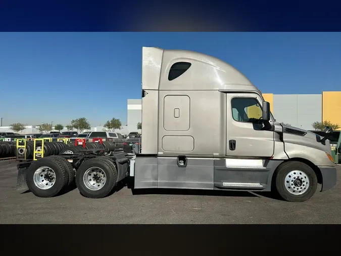 2020 Freightliner Cascadia 126