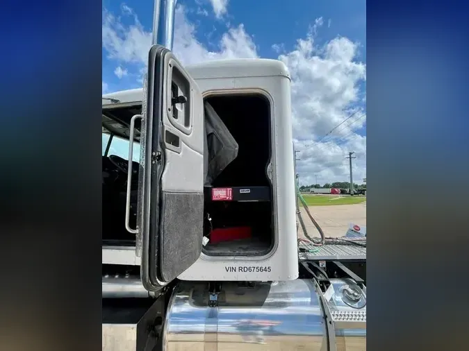 2024 Peterbilt 389