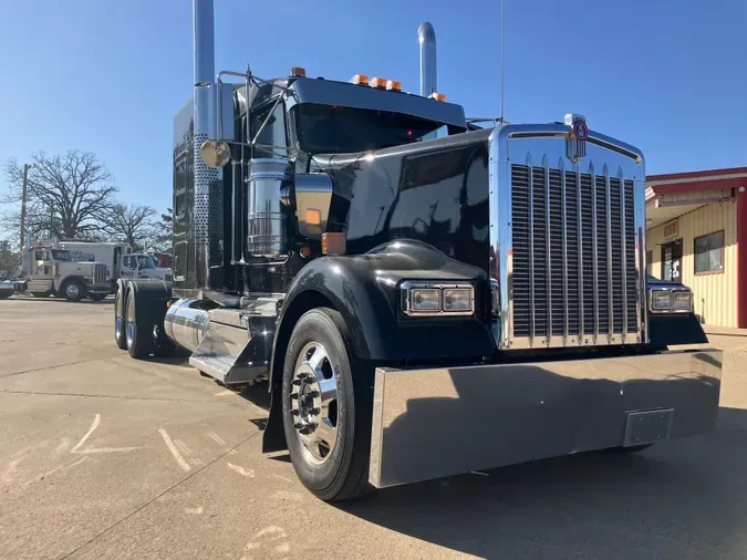 2023 Kenworth W900L