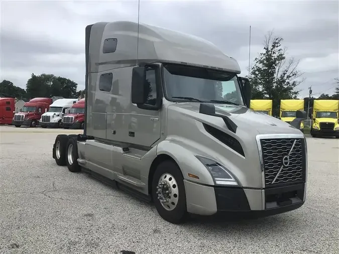 2022 VOLVO VNL760