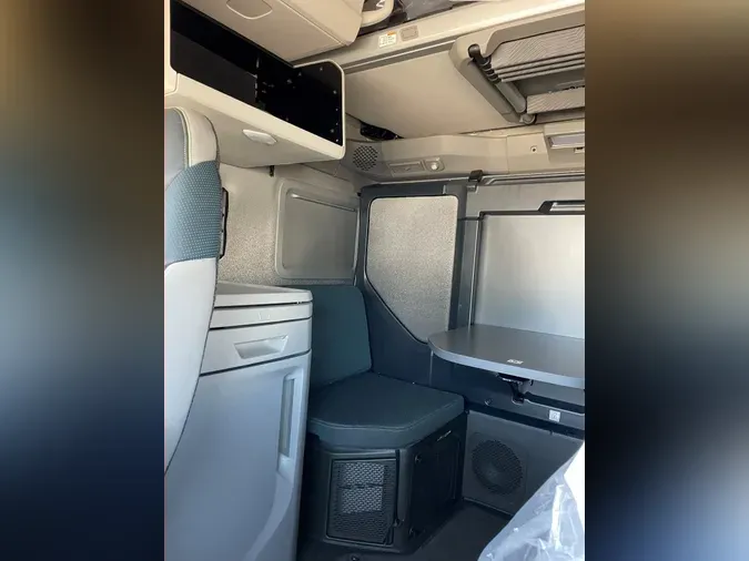 2025 VOLVO VNL64T860