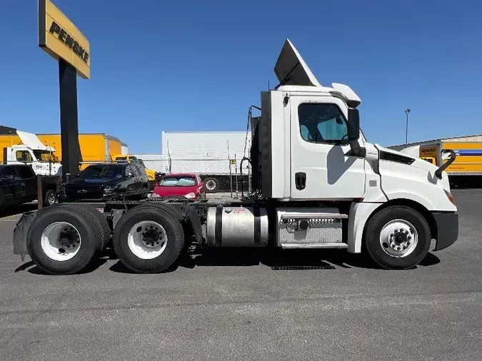 2018 Freightliner T12664ST