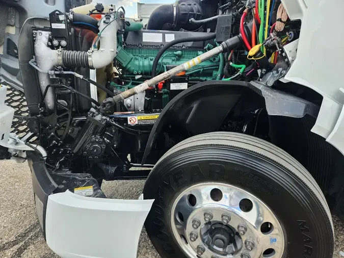 2023 VOLVO VNL64T860