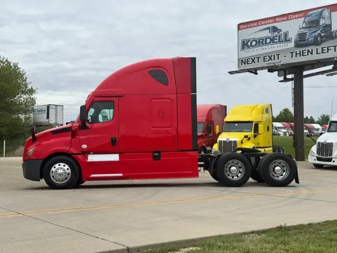 2022 FREIGHTLINER Cascadia 126