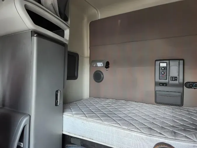 2022 VOLVO VNL64T740
