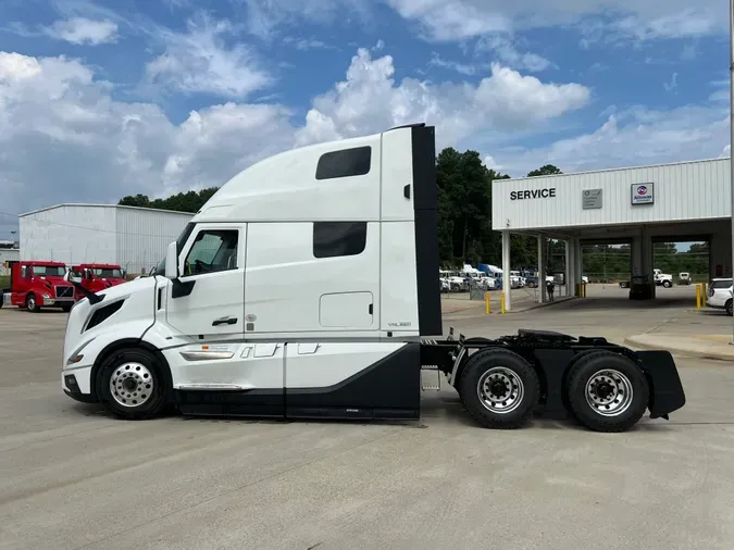 2025 VOLVO VNL64T860