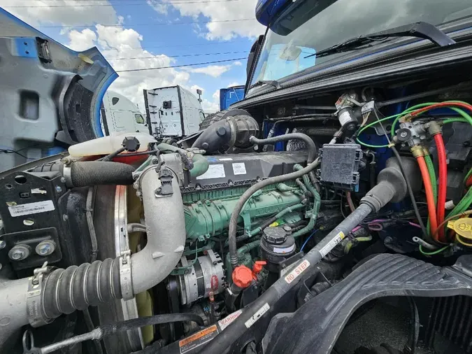 2021 VOLVO VNL64T760