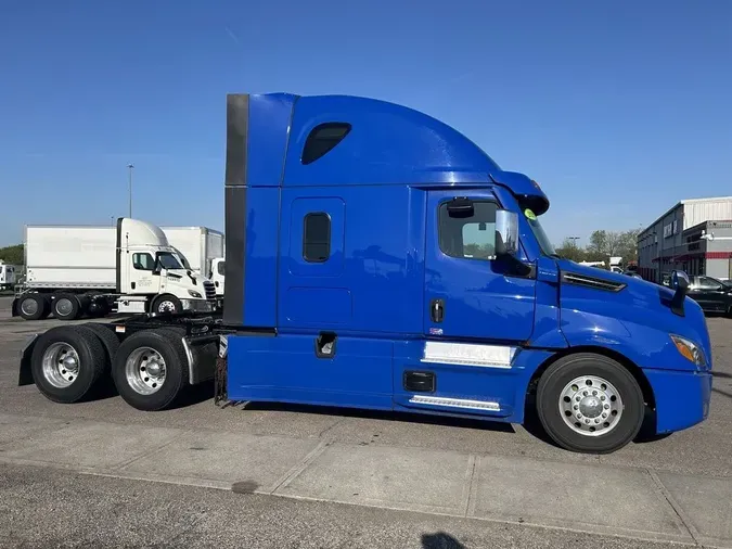 2024 Freightliner Cascadia&reg; Sleeper Cab 126" BBC 72" RR
