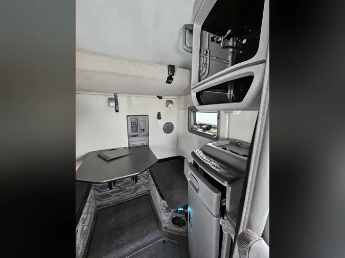 2021 VOLVO VNL64T760