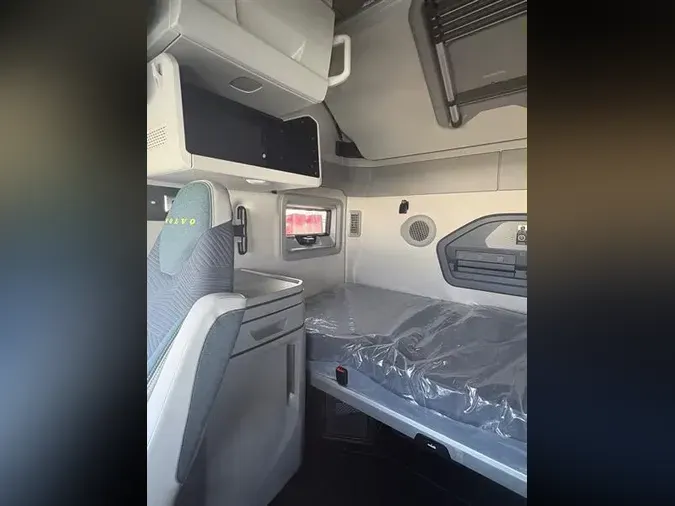 2027 VOLVO TRUCK VNL64TV04