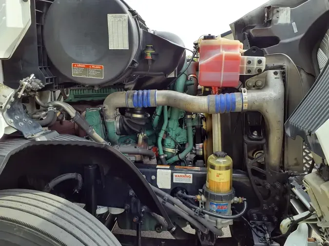 2020 VOLVO VNR64T-640