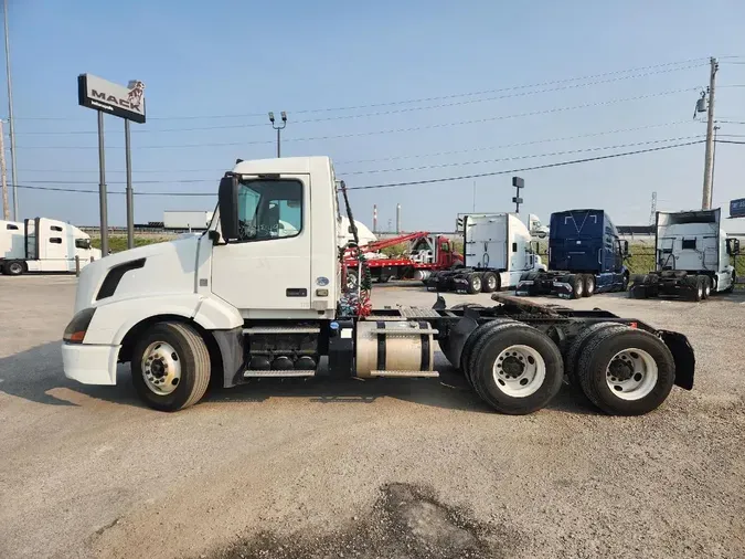 2017 VOLVO VNL64T300